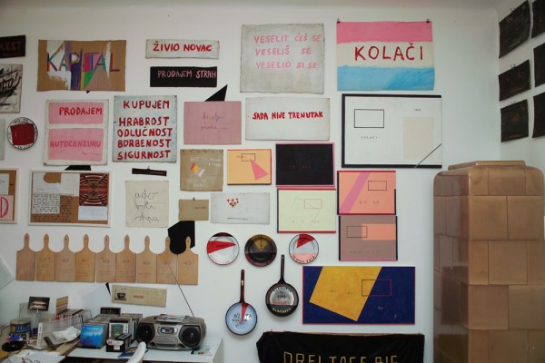 words-slogans-installation